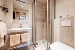 Shower, hair dryer, towels - Gasthof-Metzgerei-Pension Schierlitz (Rimbach)
