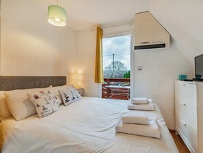 3 bedrooms, free WiFi, bed sheets - 3 bedroom accommodation in Kingsdown, near Deal (Kingsdown, near Deal)