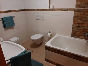 Appartement, 1 queensize bed met slaapbank, balkon, uitzicht op bergen | Badkamer | Handdoeken