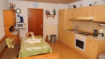 Apartamento, 2 habitaciones (Hofblick) | Cocina privada | Frigorífico, microondas, horno y cafetera o tetera