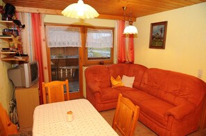 Appartement, 2 slaapkamers (Burgblick) | Woonkamer | Televisie en een tafeltennistafel