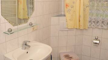 Apartment, 2 Schlafzimmer (Hofblick) | Badezimmer | Handtücher, Seife, Toilettenpapier