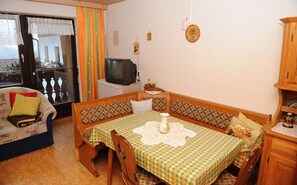 Condo, 2 Bedrooms (Hofblick) | In-room dining