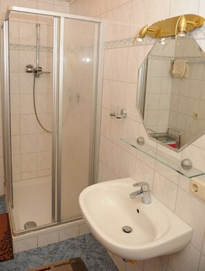 Appartement, 2 slaapkamers (Hofblick) | Badkamer | Handdoeken, zeep, toiletpapier