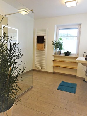 Condo, Balcony (Esche) | Bathroom | Shower, towels, soap, toilet paper - Ferienwohnungen Koller (Bodenmais)