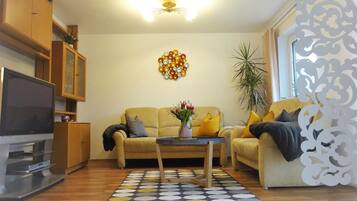 Kondominium, balkon (Esche) | Ruang keluarga | TV layar datar