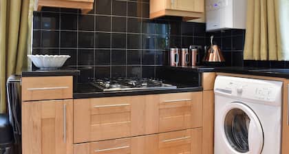 2 bedroom accommodation in Topsham, near Exeter