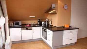Apartemen (Engelbergblick) | Dapur kecil pribadi | Lemari es, microwave, oven, dan mesin pencuci piring