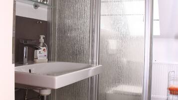 Apartment (Churfranken) | Bathroom | Shower, hair dryer, towels
