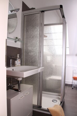 Apartment (Churfranken) | Bathroom | Shower, hair dryer, towels - Ferienwohnungen Haus Albert (Grossheubach)