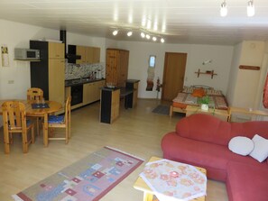 Apartamento | Área de estar | TV de tela plana 40 polegadas com canais via satélite, TV