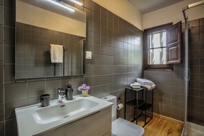 Badewanne, Haartrockner, Bidet, HandtĂŒcher