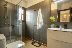 Badewanne, Haartrockner, Bidet, Handtücher