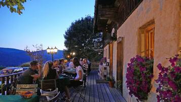 Tempat makan outdoor