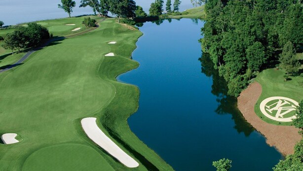 A golf course with a lake, sand bunkers, and dense trees. - Water-view in Kingsmill, 10 minutes to Busch Gardens & Colonial Williamsburg! (Williamsburg)