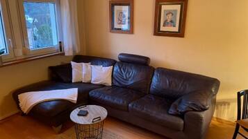Apartment | Wohnbereich | 32-Zoll-Fernseher mit Satellitenempfang, DVD-Player
