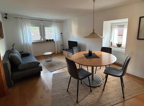 Leilighet | Oppholdsområde | En 32-tommers TV med Parabol-TV samt DVD-spiller