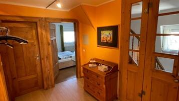 Apartment | Wohnbereich | 32-Zoll-Fernseher mit Satellitenempfang, DVD-Player