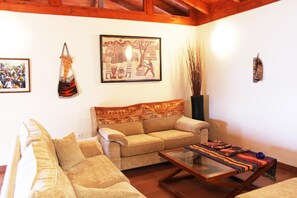 Una televisión, una biblioteca de música, un reproductor estéreo