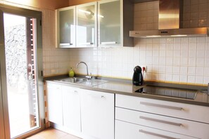 Frigorífico, microondas, horno y placa de cocina