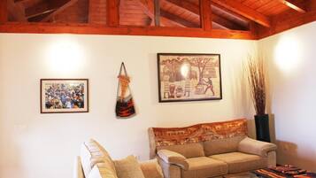 Una televisión, una biblioteca de música, un reproductor estéreo