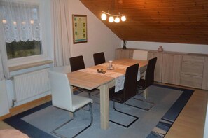 Appartement, 2 chambres (Ferienwohnung mit Klimaanlage für 6) | Repas dans la chambre