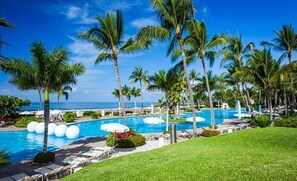 Alberca techada y alberca al aire libre