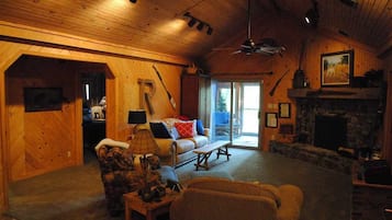 Smart TV, fireplace, video library, stereo