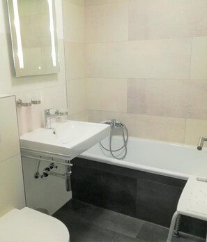 Apartment, 1 Bedroom (32m²) | Bathroom | Towels, soap, toilet paper - App. Haus Herbert und Walter (Bad Fuessing)