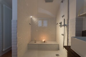 Dusche, Haartrockner, Handtücher