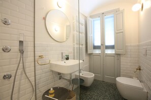 Shower, hair dryer, bidet, towels - 1940 Luxury Accommodations - Suite Smeraldo (Ostuni)