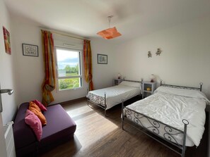 4 slaapkamers, een bureau, een strijkplank/strijkijzer, gratis wifi