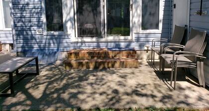 Clean & cozy townhome. Easy access to trails & historic Lewes. 5 mins to beach.
