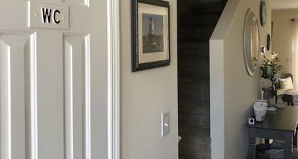 Cozy, clean townhome. East Rte 1. Near historic Lewes, trails, 5 mins from beach