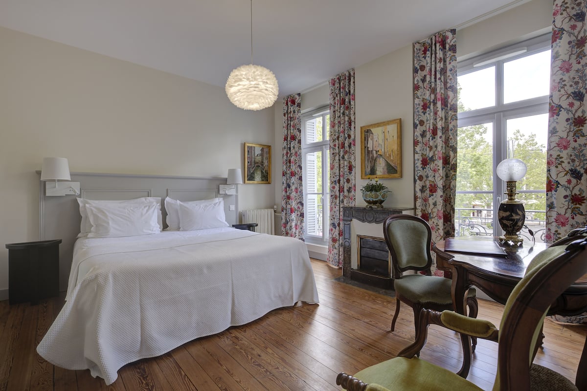 Suite MONTRAVEL | 1 bedroom, individually decorated, individually furnished, desk