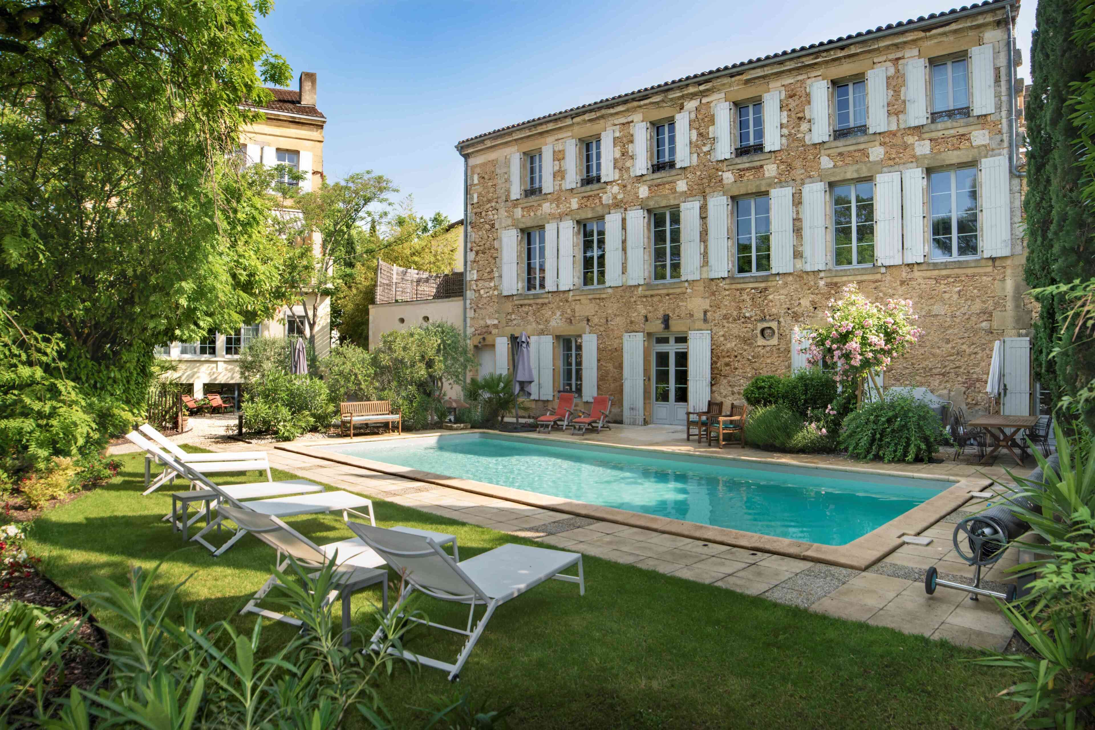 Kauden mukainen ulkouima-allas