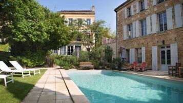 Kolam renang terbuka bermusim