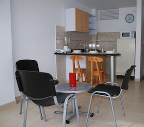 Full-sized fridge, microwave, blender, waffler maker - Apartahotel Los Cerezos (Neiva)