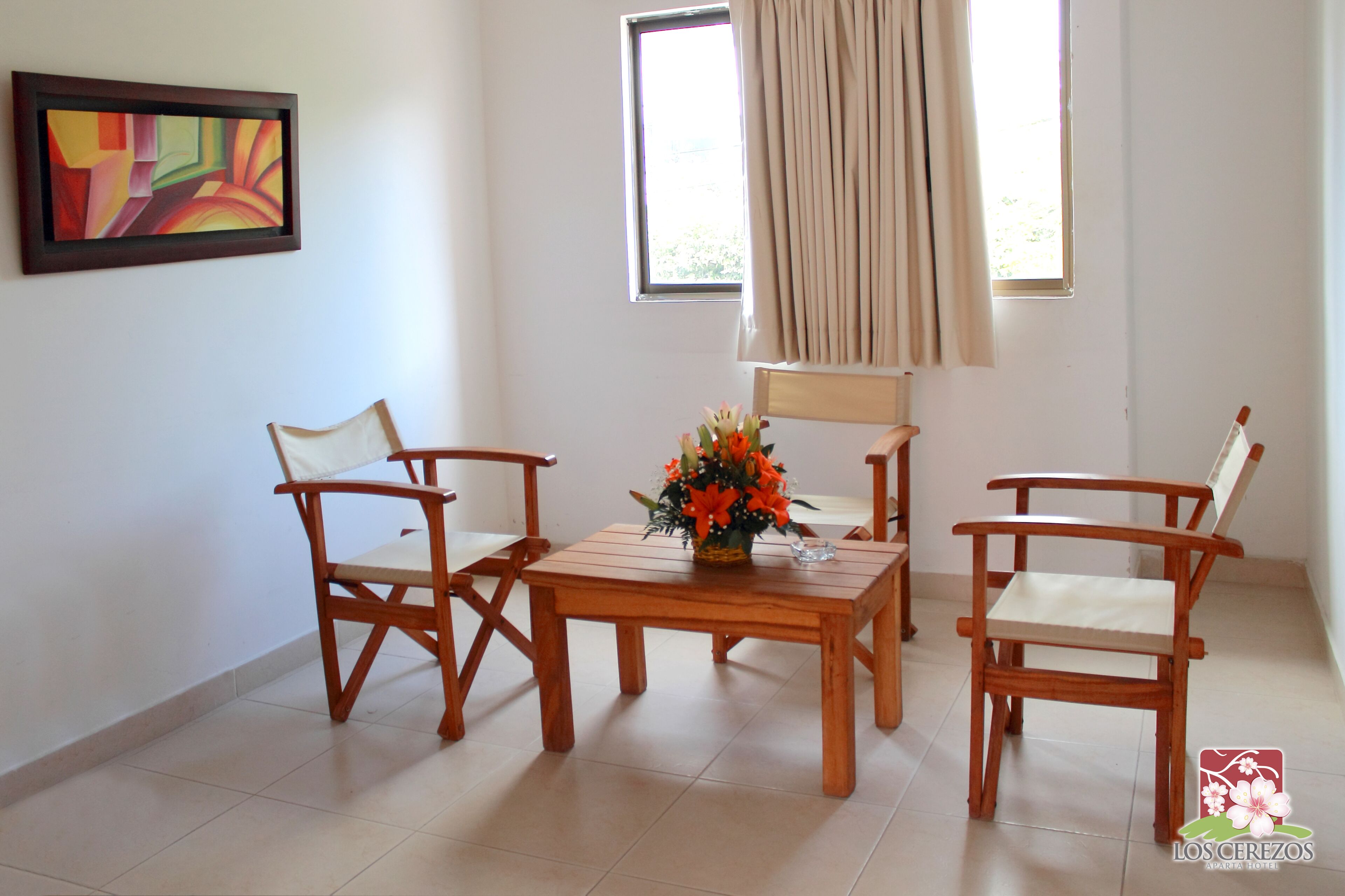 Standard trippelrum | Vardagsrum | 32-tums LED-tv med kabelkanaler och tv