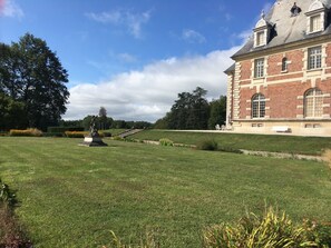 Garden - Château de Joyeux - Chambres D'hôtes (Joyeux)