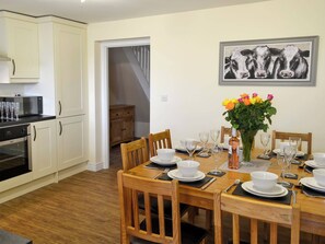 Dining - 4 bedroom accommodation in Llangwm, near Corwen (Llangwm, near Corwen)