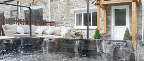 مغطس سبا خارجي