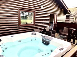Outdoor pool - Keer Side Lodge, Luxury Lodge With Private hot tub at Pine Lake Resort (Carnforth)