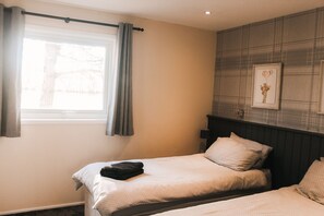 Pillowtop beds, travel crib, bed sheets - Keer Side Lodge, Luxury Lodge With Private hot tub at Pine Lake Resort (Carnforth)