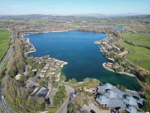 Familienchalet, eigenes Bad, Flussblick | Blick auf die Anlage