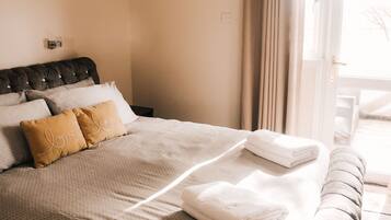 家庭木屋, 私人浴室, 河景 | 加厚床垫、旅行婴儿床、床单