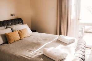 Familienchalet, eigenes Bad, Flussblick | Pillowtop-Betten, Reisekinderbett, Bettwäsche