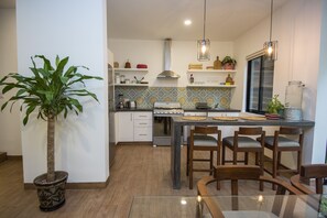 Fridge, microwave, oven, stovetop - Tannah Luxury Home Jardin (Mérida)