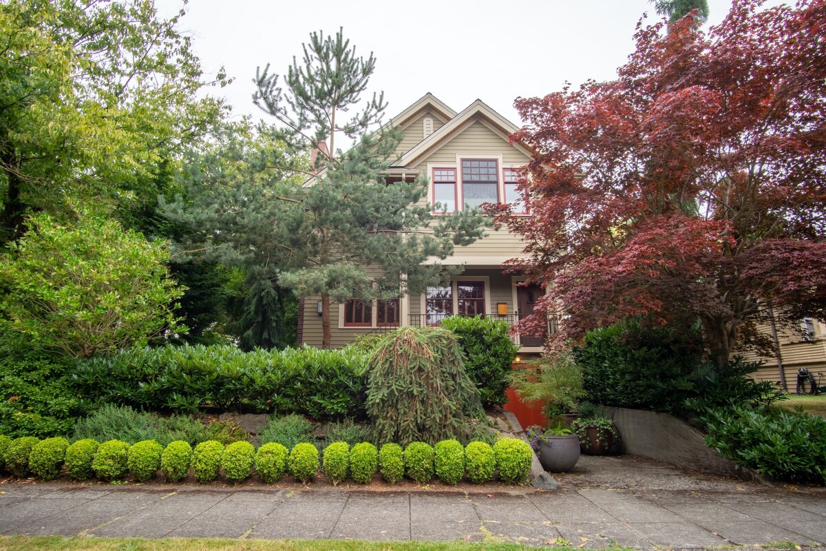 5-bedroom vacation home just 4 minutes drive to Seattle Cruise Ship Terminal 91