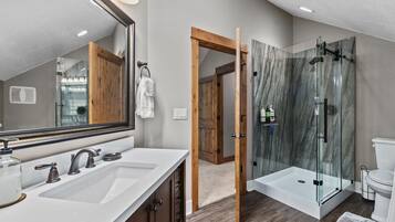 Combined shower/tub, jetted tub, hair dryer, towels